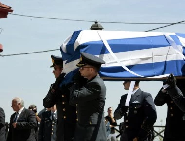 Η χήρα του ήρωα σμηναγού Γ. Μπαλταδώρου ψάλλει πάνω από το φέρετρο τον Εθνικό Ύμνο (βίντεο)